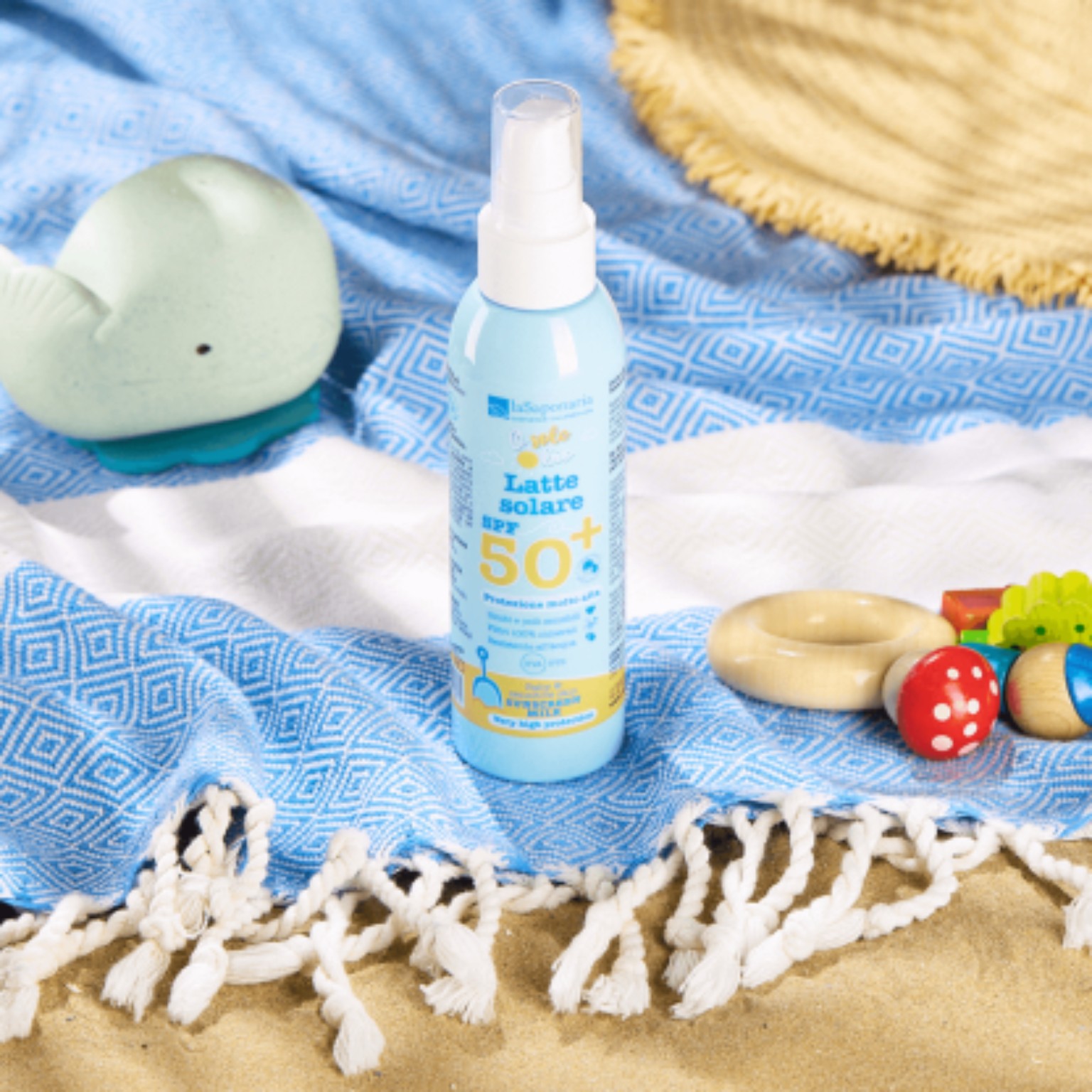 Přírodní opalovací krém La Saponaria SPF 50+ na pláži.
